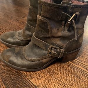 Donald Pliner vero cuoio boots. Green.